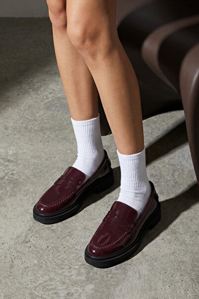 TRENDYOL SHOES Braune Damen-Loafer-Schuhe aus Lackleder mit Nähten TAKAW26LA0...