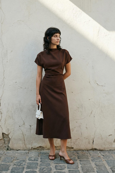 Kolekcia Trendyol Hnedé midi tkané šaty Degaje s golierom v áčkovej línii TWO...