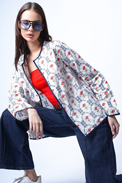 Trend Alaçatı Stili Дамско сако в цвят екрю и тъмно синьо с флорален мотив и ...