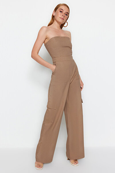 Trendyol Collection Kamelfarbener Maxi-Jumpsuit aus Webstoff mit Cargo-Tasche...