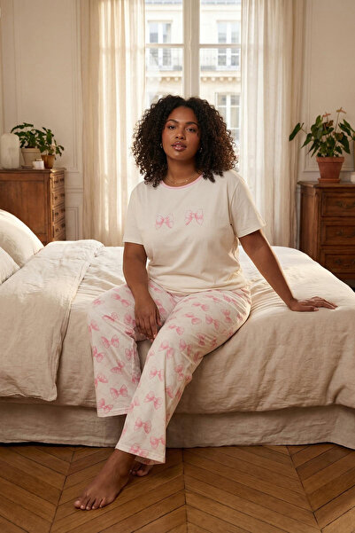 Trendyol Curve طقم بيجامة منسوجة من الفيسكون الناعم بشريط إكرو مقاس كبير TBBS...