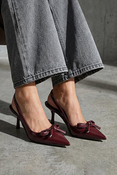 TRENDYOL SHOES Klassische Damenschuhe mit Absatz aus bordeauxrotem Lackleder ...