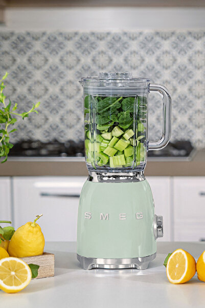 SMEG 50 نمط ريترو تريتان ™   تجديد خلاط أخضر باستيل BLF03PGEU