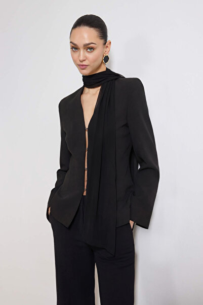 ترينديول كوليكشن سترة بليزر منسوجة من الشيفون الأسود مع تفاصيل إغلاق مفصلة وم...