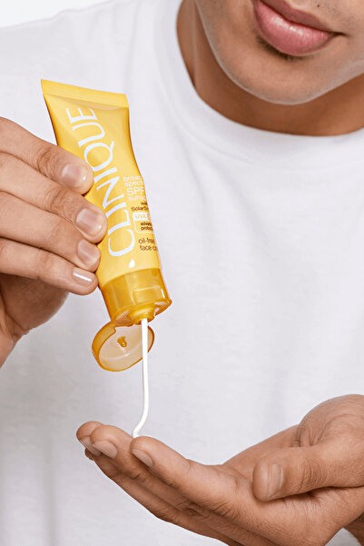 Clinique Yağsız Yüz Güneş Kremi 50ml - SPF30 | UVA/UVB Koruma, Kırışıklık Karşıtı