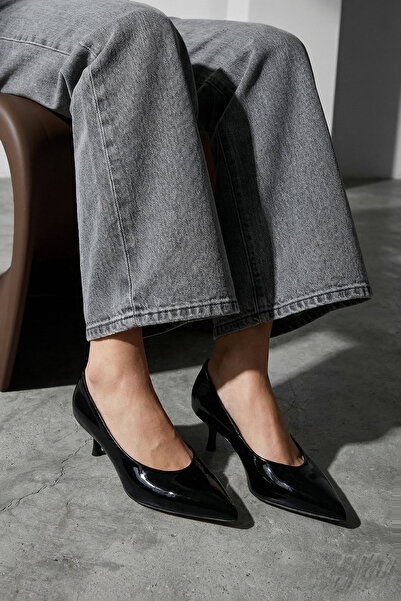 TRENDYOL SHOES Schwarze Lackleder-Damenschuhe mit 4 cm Kitten-Absatz TAKSS26T...