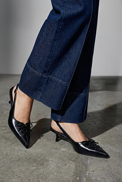 TRENDYOL SHOES حذاء نسائي بكعب 4 سم مزين بالدانتيل باللون الأسود TAKSS26TO00034