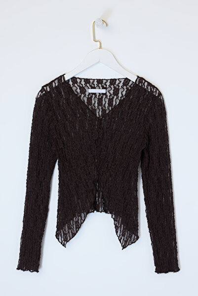 Drop by TrendyolMilla بلوزة بنية اللون برقبة على شكل حرف V دانتيل قطع TDRSS26...