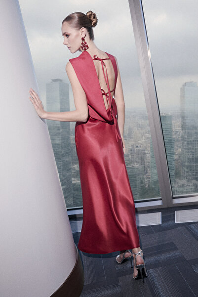 Trendyol Collection Limited Edition rotes, gewebtes Satin-Midikleid mit Futte...