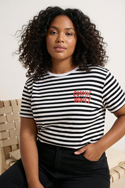 Trendyol Curve Tricou tricotat cu dungi roșii, din bumbac gros, cu broderie c...