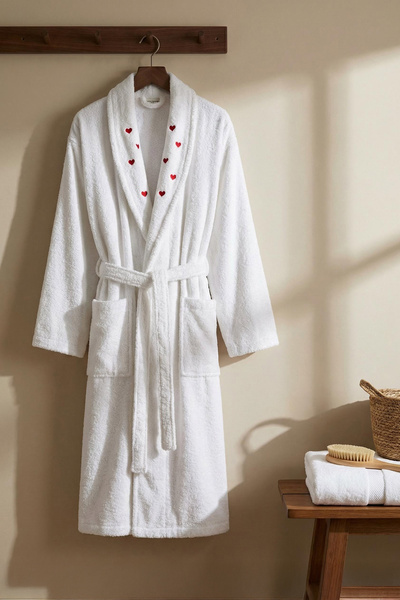 TRENDYOLMİLLA HOME Rot-weißer Bademantel mit Herz-Stickerei TPHSS26NZ00001