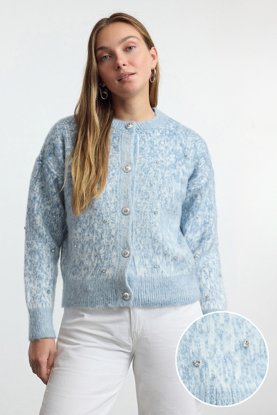 ترينديول كوليكشن سترة محبوكة بنمط ناعم ومزخرف بأزرار زرقاء TWOAW25HI00185