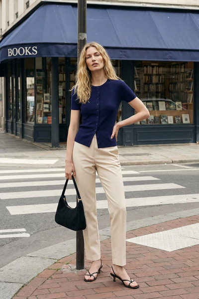 ترينديول كوليكشن بلوزة رفيعة بياقة دائرية باللون الأزرق الداكن TWOSS25BZ00300