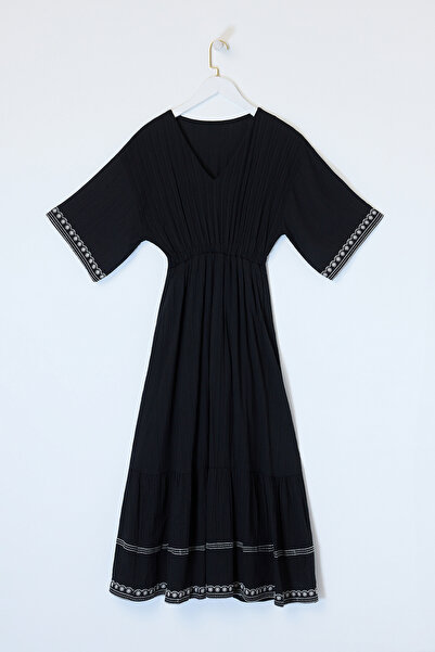 Drop by TrendyolMilla Crna Vezena haljina sa V-izrezom i šišmiš rukavima TDRS...