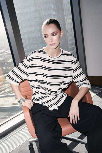 Trendyol Collection Ecru pruhovaná pletená halenka s volným střihem a tříčtvr...