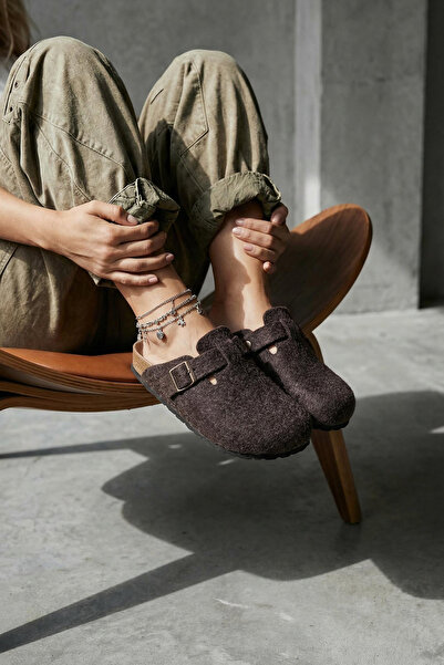 TRENDYOL SHOES Braune Sabo-Hausschuhe aus Filz mit geschlossener Vorderseite ...