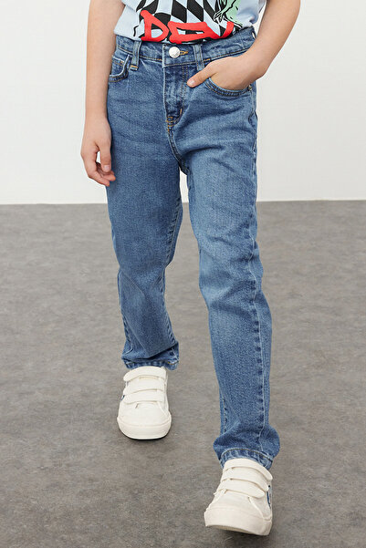 TRENDYOLKIDS بنطلون جينز مرن ضيق للأولاد باللون الأزرق TKDSS24PL00015