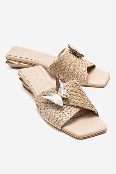 LuviShoes JOURNEY Bej Hasır Kelebek Taşlı Kadın Kısa Topuklu Terlik