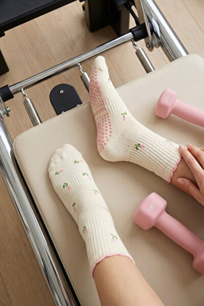 Trendyol Collection Екру-розови памучни чорапи с флорален мотив и неплъзгащо ...