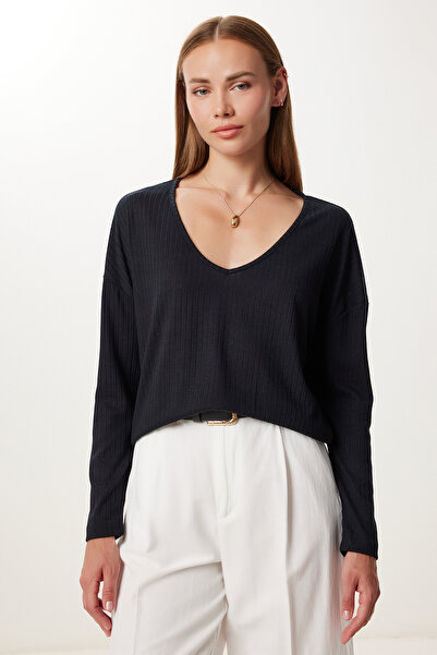Happiness İstanbul بلوزة نسائية سوداء محبوكة برقبة على شكل حرف V UB00441