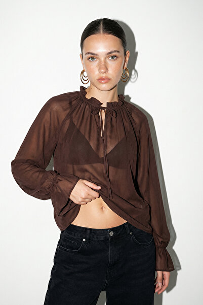 Drop by TrendyolMilla Smeđa bluza sa šifonskim ovratnikom Na vezivanje TDRSS2...