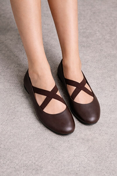TRENDYOL SHOES Braune Damen-Ballerinas mit Kreuzriemen-Detail TAKSS26BE00005