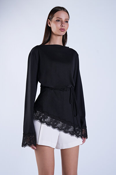 Trend Alaçatı Stili بلوزة نسائية سوداء بياقة قارب وأكمام مزينة بالدانتيل وتفا...