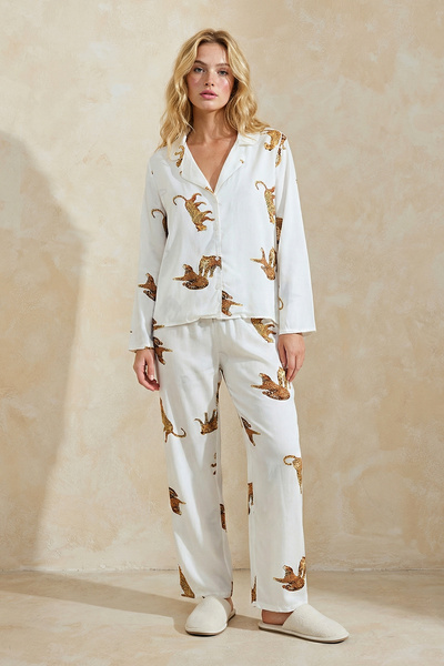 Trendyol Collection Viskose-Pyjama-Set mit Ecru-Muster – THMAW25PT00036