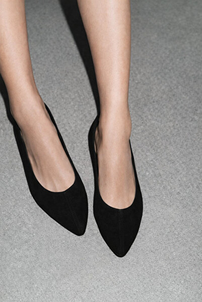 TRENDYOL SHOES Schwarze Wildleder-Ballerinas mit Ziernaht für Damen TAKSS26BE...