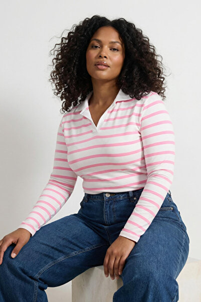 Trendyol Curve Ροζ πλεκτή μπλούζα με ριγέ λαιμόκοψη πόλο, μεγάλου μεγέθους TB...