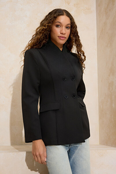 Trendyol Collection سترة بليزر سوداء مبطنة ومفصلة بتفاصيل ياقة قائمة وقفل أما...