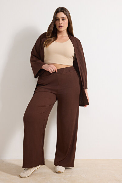 Trendyol Curve طقم سترة وبنطلون محبوك بقصة مريحة ومرنة بلون بني داكن مقاس كبي...