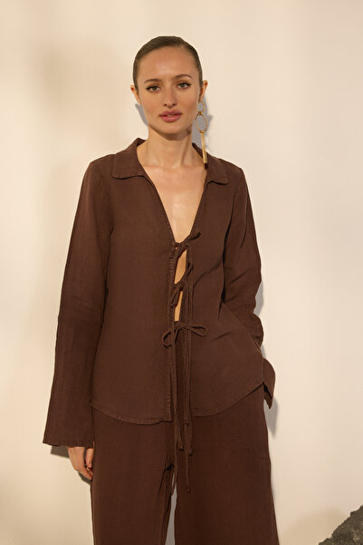 Trendyol Collection Braunes Hemd aus 100 % Leinen mit Bindedetail TWOSS26GO00046