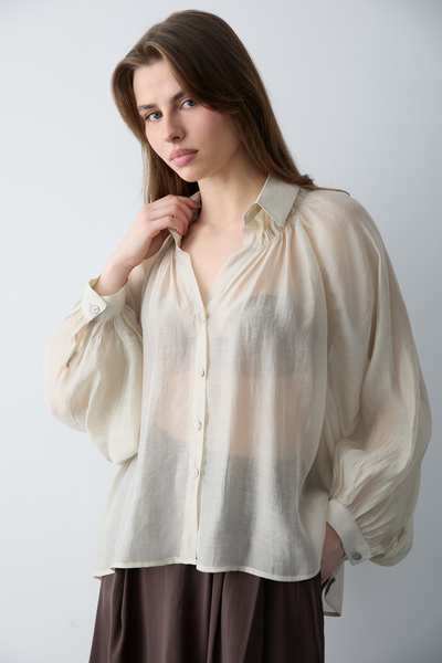 Trendyol Collection Bež tanka drapirana košulja sa balon rukavima TWOSS26GO00139