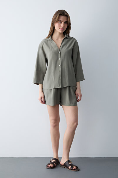 Trendyol Collection Χακί μοντέρνο πουκάμισο με υφαντό κάτω μέρος - Σετ TWOSS2...