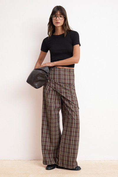 Trendyol Collection Eșarfă multicoloră și pantaloni în carouri cu picior larg...