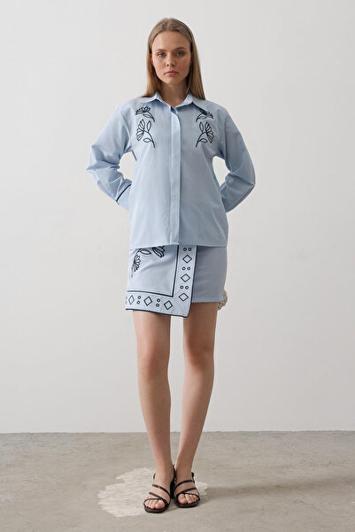 Trendyol Collection Μπλε πουκάμισο με λεπτομέρεια κεντήματος, υφαντό κάτω μέρ...