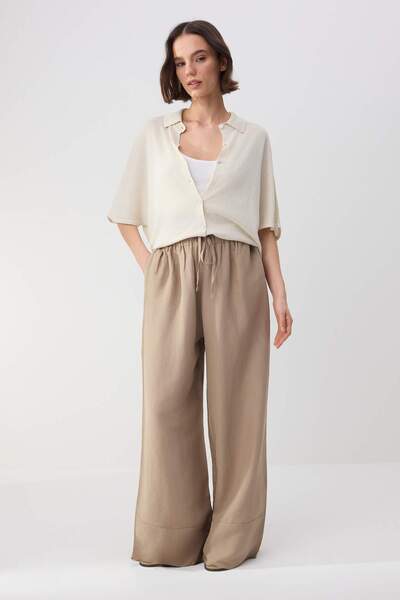 ترينديول كوليكشن Wardrobe Essentials بنطلون واسع الساق بخصر مطاطي يحتوي على ك...