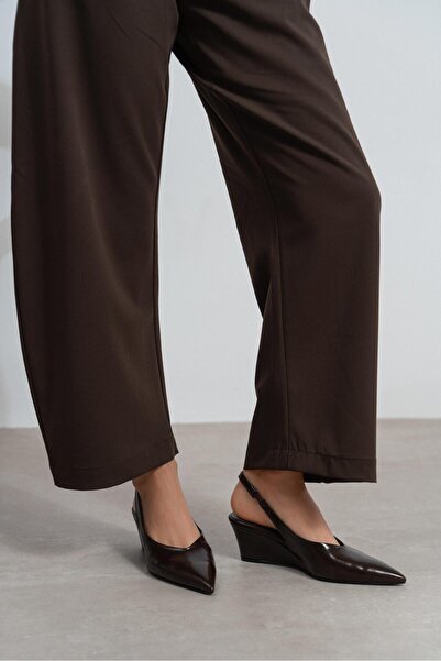 NİŞANTAŞI SHOES حذاء ميلوني بني اللون بتفاصيل شريط خلفي غير لامع ومقدمة مدببة...