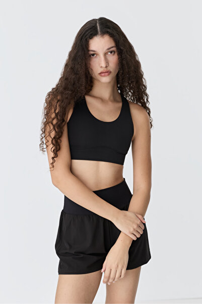 LEFTIES Жена, извайваща спортен топ