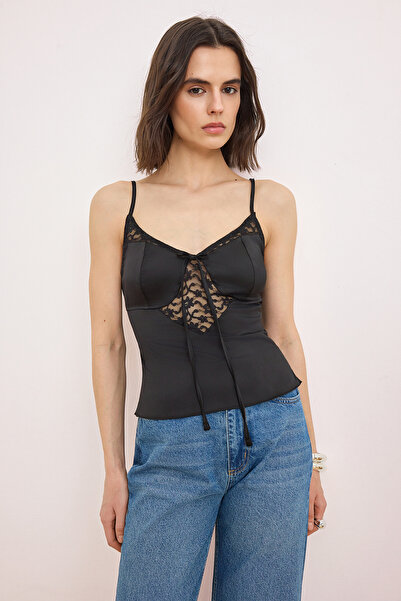 Trendyol Collection Bluză din satin transparent cu detalii din dantelă neagră...