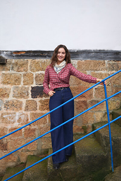 Trendyol Collection Rote, zweireihige, detaillierte Bluse aus Viskosegewebe m...