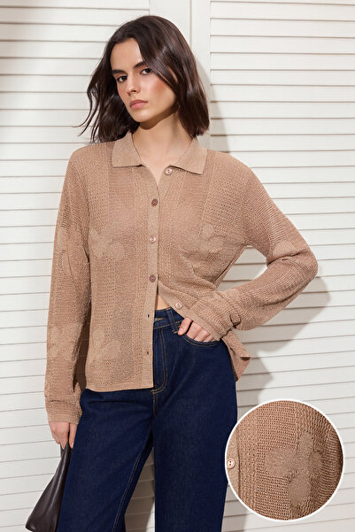 Trendyol Collection Kamelbraune Strickjacke mit Polokragen und durchbrochener...