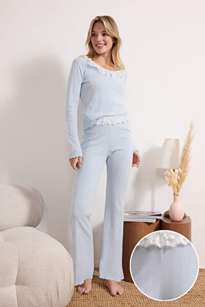 Trendyol Collection Hellblaues Pyjama-Set aus 100 % Baumwolle mit Spitzendeta...