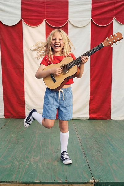 TRENDYOLKIDS Сини момчешки шорти с еластична талия от обикновен деним и берму...