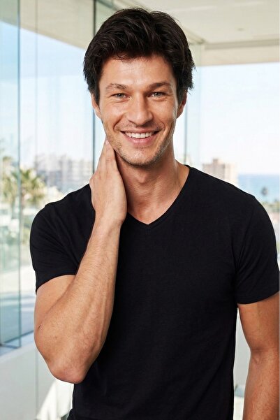 Tudors Férfi V-nyakú fekete póló - rugalmas, vékony szabású lycra pamut