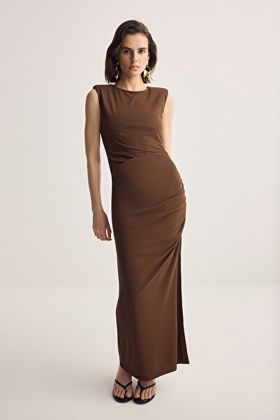 Muse for all x Trendyolmilla Καφέ Πλεκτό Φόρεμα Μάξι με Ντραπέ/Σούρες, Λεπτομ...
