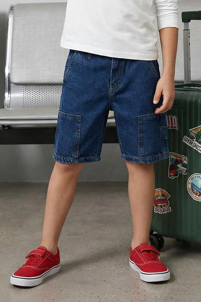 TRENDYOLKIDS شورت دينم مرن أساسي للأولاد باللون الأزرق الداكن مصنوع من القطن ...