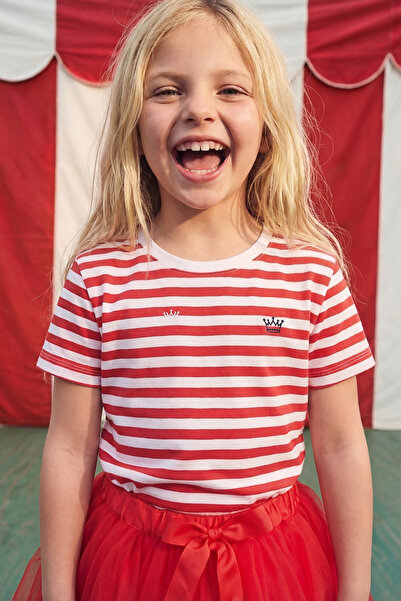 TRENDYOLKIDS Rotes, herzförmig besticktes, gestreiftes Strick-T-Shirt für Mäd...