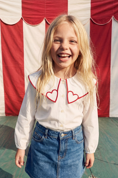 TRENDYOLKIDS Ecru detská košeľa s výstrihom a srdiečkovým vzorom, tkaná, diev...